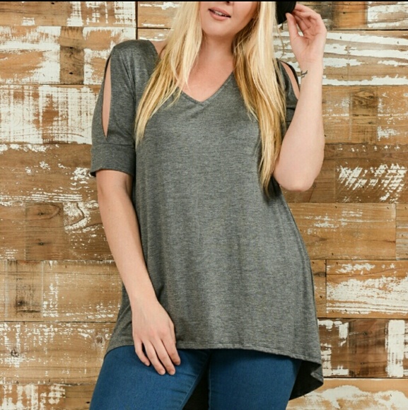 Bellino Clothing Tops - NWT Plus Bev shoulder cutout split back tunic top